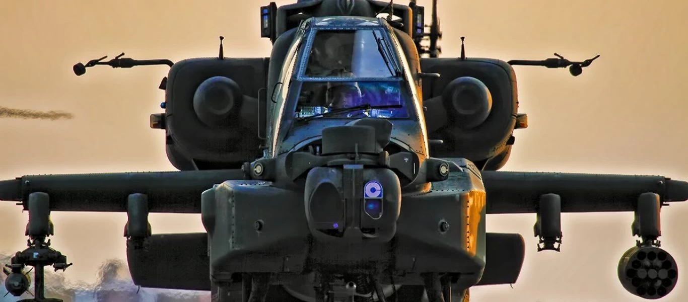 AH-64 Apache σε μοναδική πτήση ελιγμών (βίντεο)
